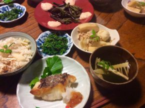 真紀さんが作る夕食。タケノコ、鯛など島の恵みが並ぶ。